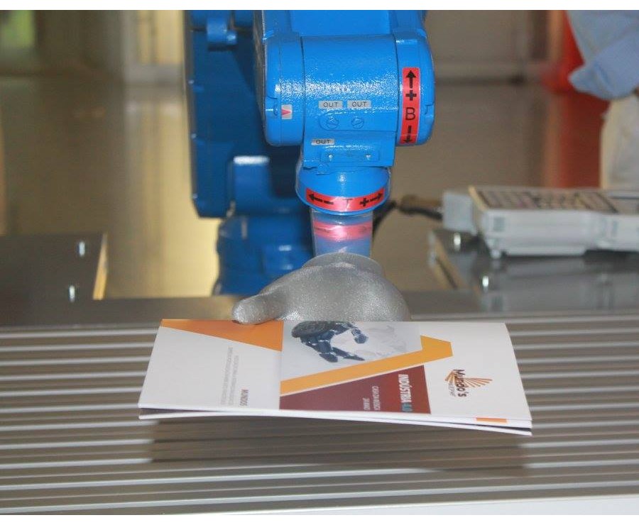 Robot entrega folhetos em conferência sobre Indústria 4.0 